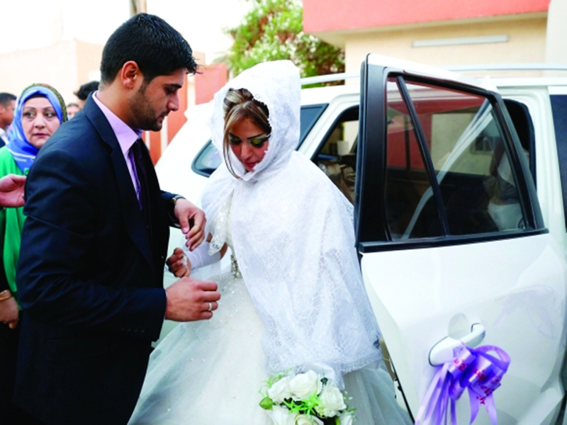 اضغط لمشاهدة الفيديو: عريس عراقي يرقص فرحًا بعروسه